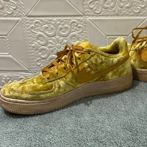 NIKE AIR FORCE 1 LV8 (GS) MINERAL GOLD/MINER